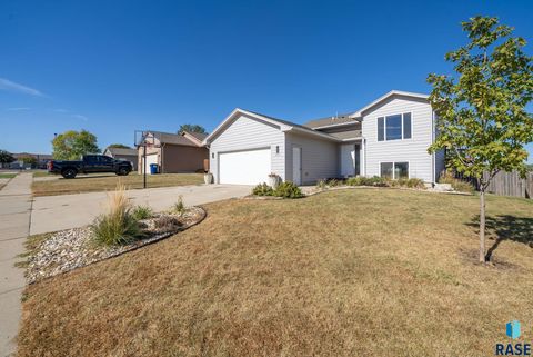 Photo of 8008 W Browning St Street, Sioux Falls, SD 57106 (MLS # 22508051)