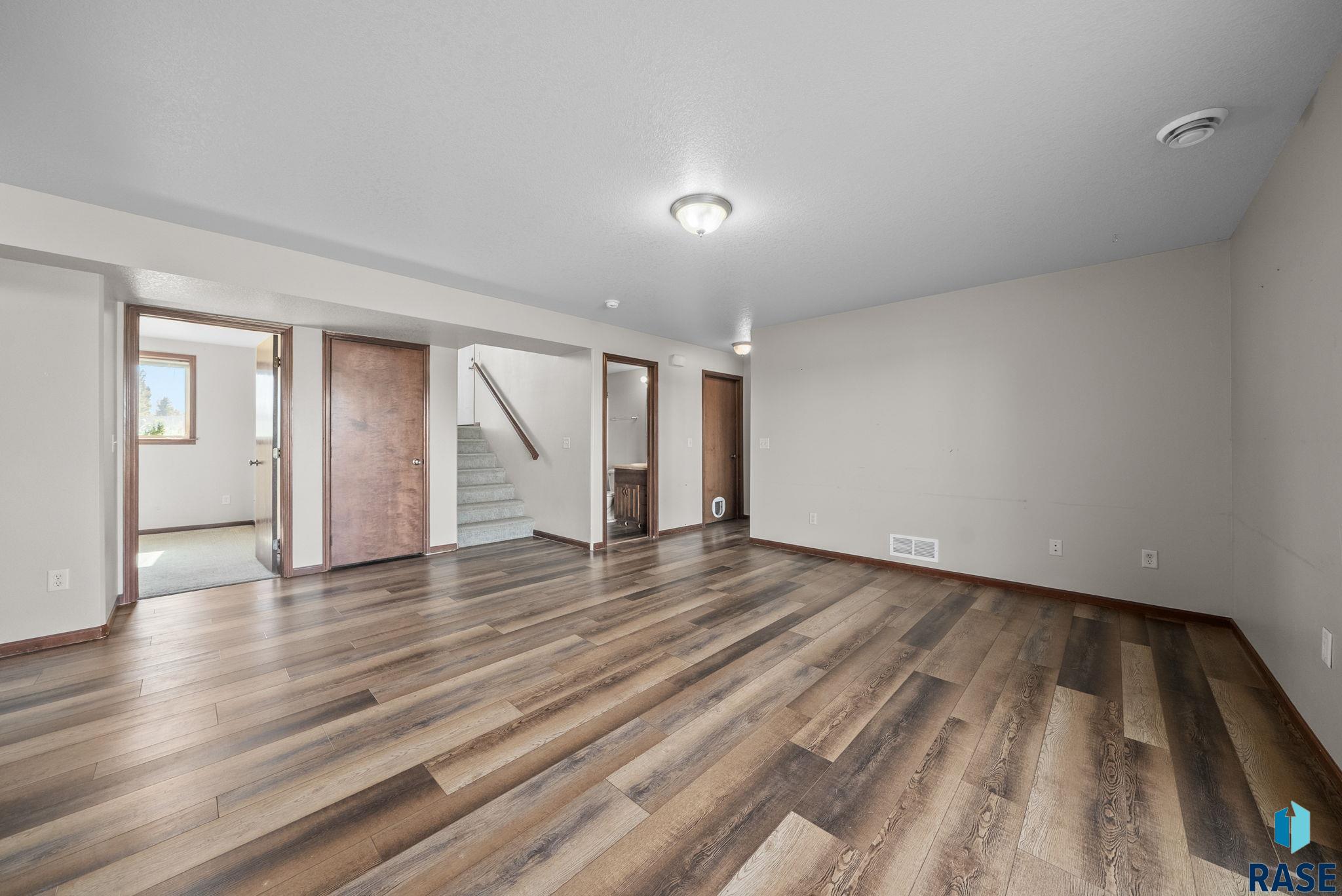 Sioux Falls, South Dakota 57106, United States, 4 Bedrooms Bedrooms, ,2 BathroomsBathrooms,Residential,Pending,230925