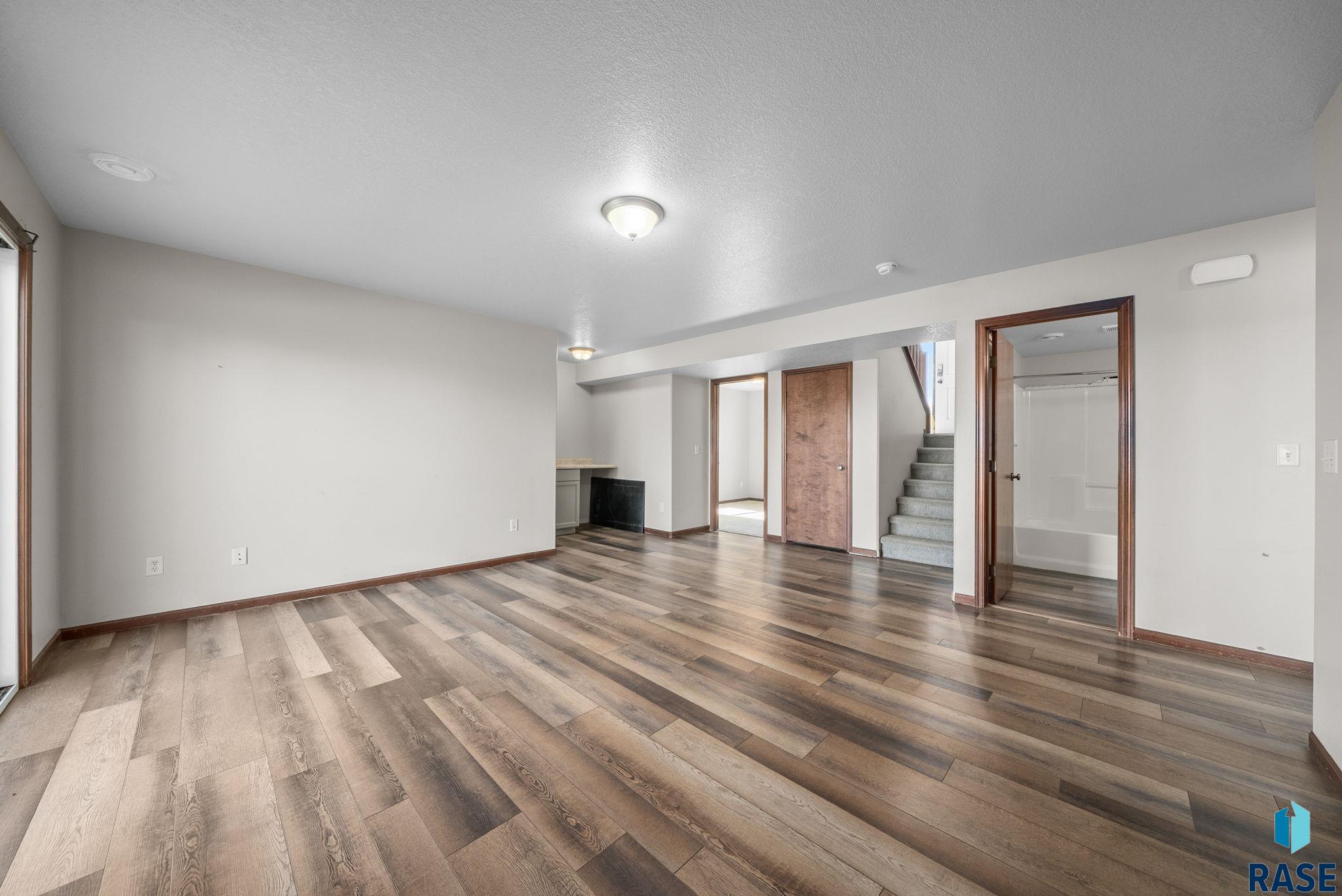 Sioux Falls, South Dakota 57106, United States, 4 Bedrooms Bedrooms, ,2 BathroomsBathrooms,Residential,Pending,230925