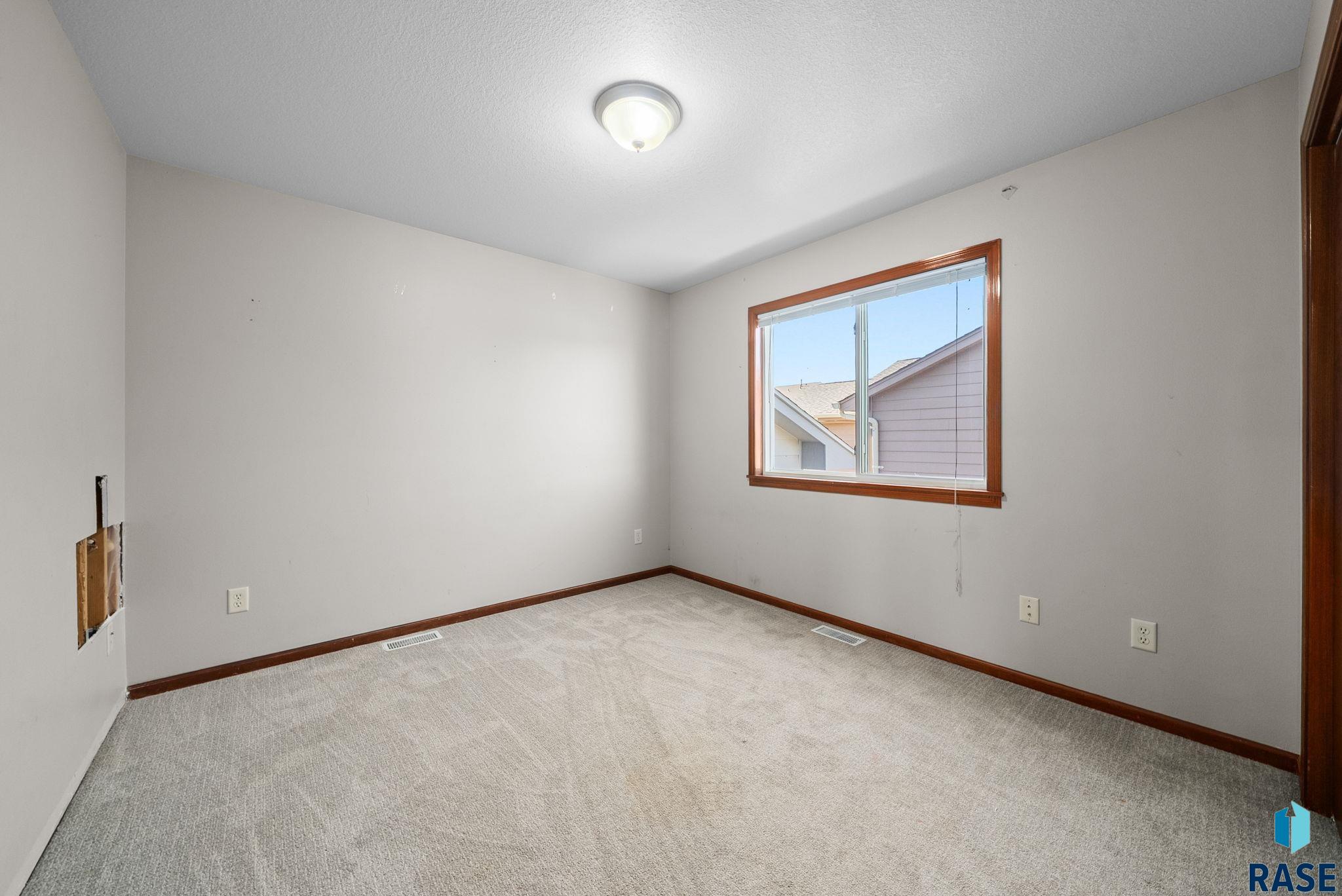 Sioux Falls, South Dakota 57106, United States, 4 Bedrooms Bedrooms, ,2 BathroomsBathrooms,Residential,Pending,230925