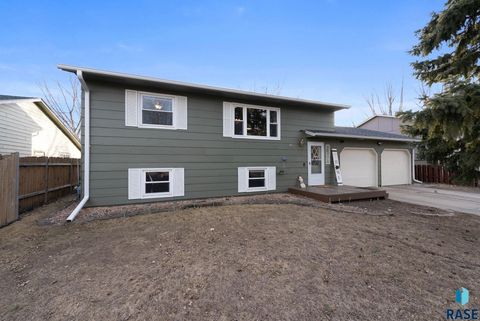 Photo of 4517 S S Plains Dr, Sioux Falls, SD 57106 (MLS # 22602083)
