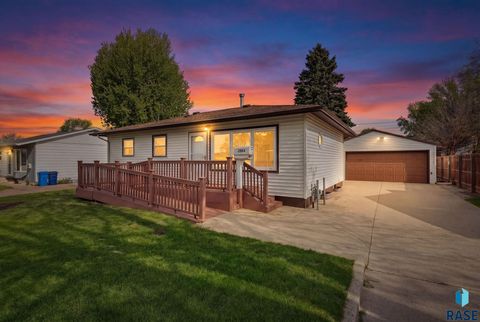Photo of 2404 E 19th St, Sioux Falls, SD 57103 (MLS # 22603318)
