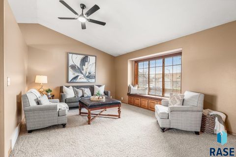 Photo of 208 N Dewberry Ave, Sioux Falls, SD 57110 (MLS # 22602395)