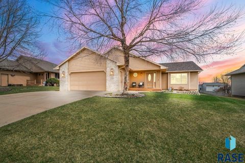 Photo of 208 N Dewberry Ave, Sioux Falls, SD 57110 (MLS # 22602395)