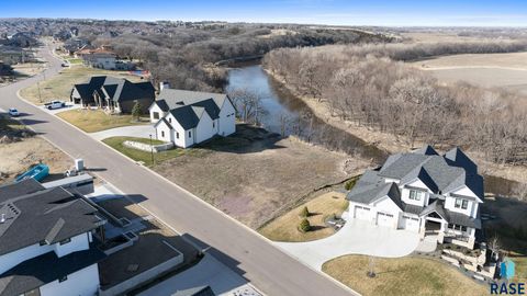 Photo of 1600 S Scarlett Oak Pl, Sioux Falls, SD 57110 (MLS # 22601916)