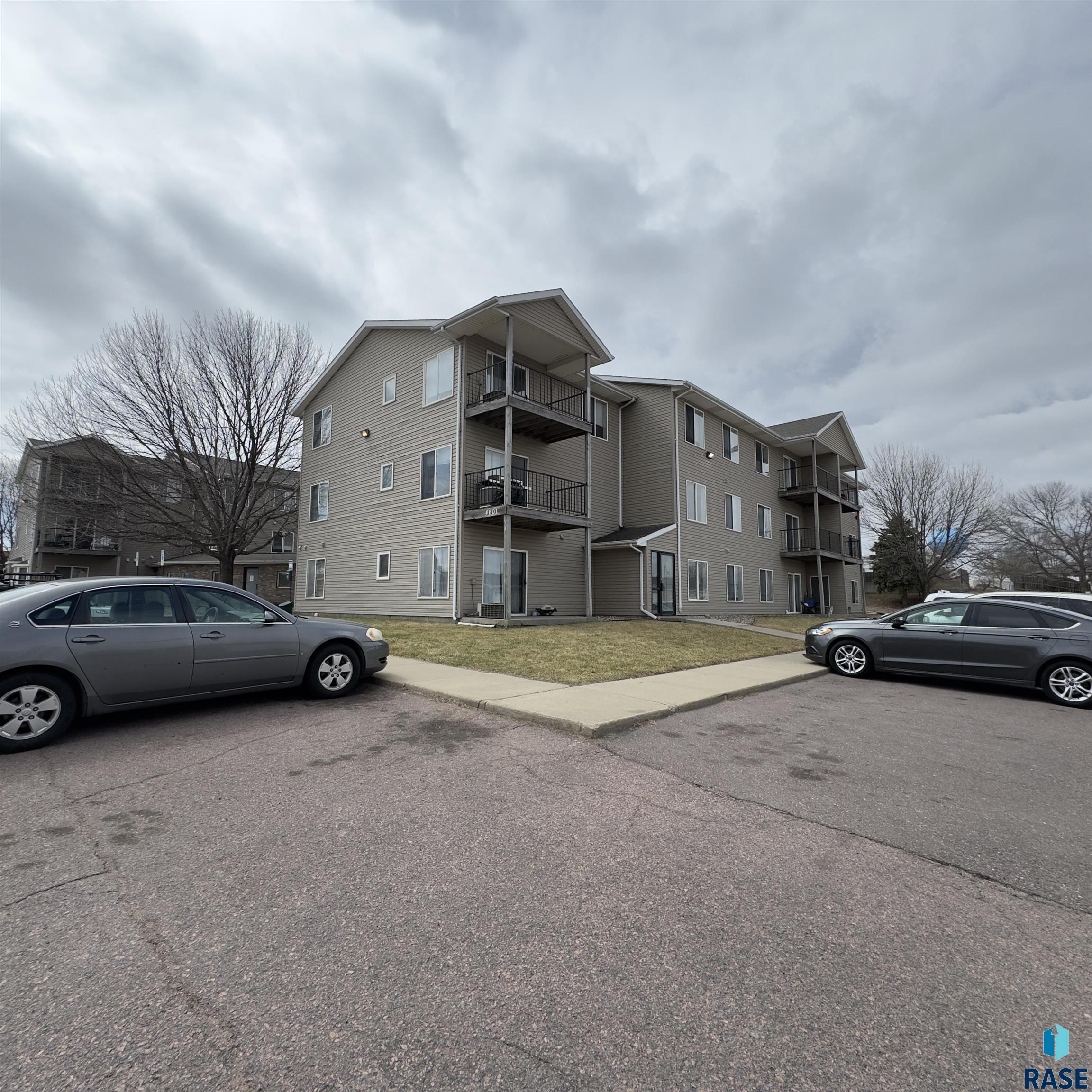 4601 E 26th St