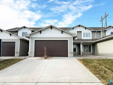 Photo of 5929 S Spirea Ave, Sioux Falls, SD 57108 (MLS # 22602787)