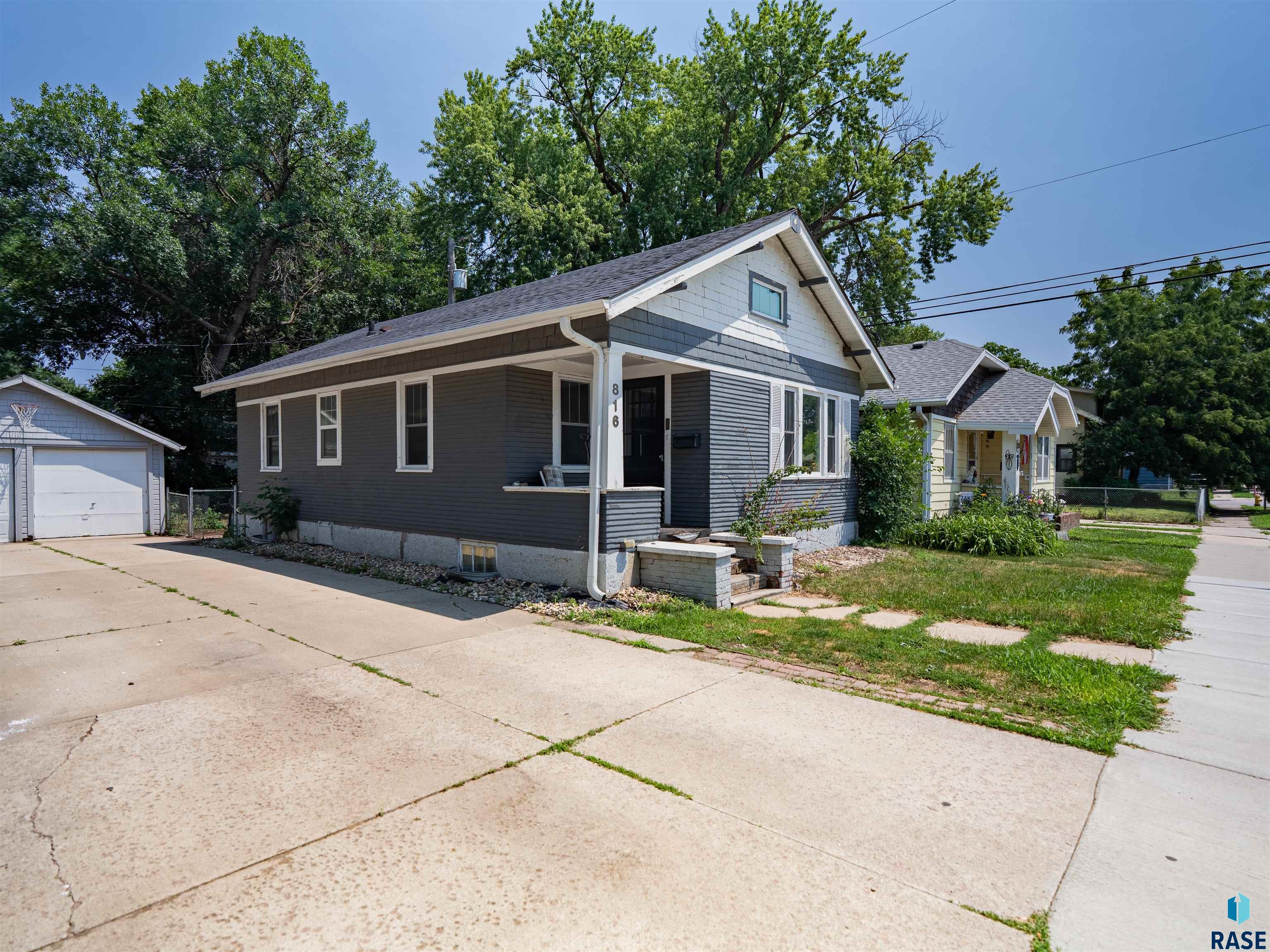 Photo 1 of 23 — 816 22nd St, Sioux Falls, SD 57105