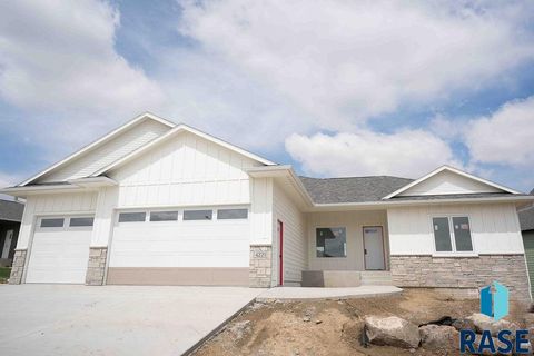 Photo of 4221 N Interlachen Trl, Sioux Falls, SD 57107 (MLS # 22603595)