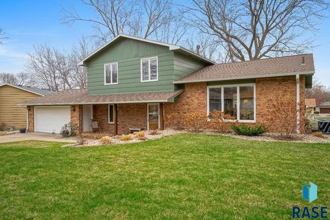 Photo of 5809 W Bristol Dr, Sioux Falls, SD 57106 (MLS # 22602437)
