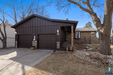 Photo of 205 E 34th St, Sioux Falls, SD 57105 (MLS # 22602054)