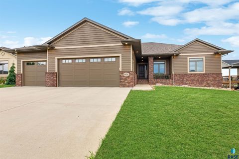 Homes For Sale - 4408 S Dubuque Avenue<br/> Sioux Falls, SD 57110