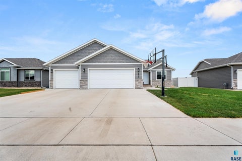 Homes For Sale - 630 Creekside Trail<br/> Harrisburg, SD 57032