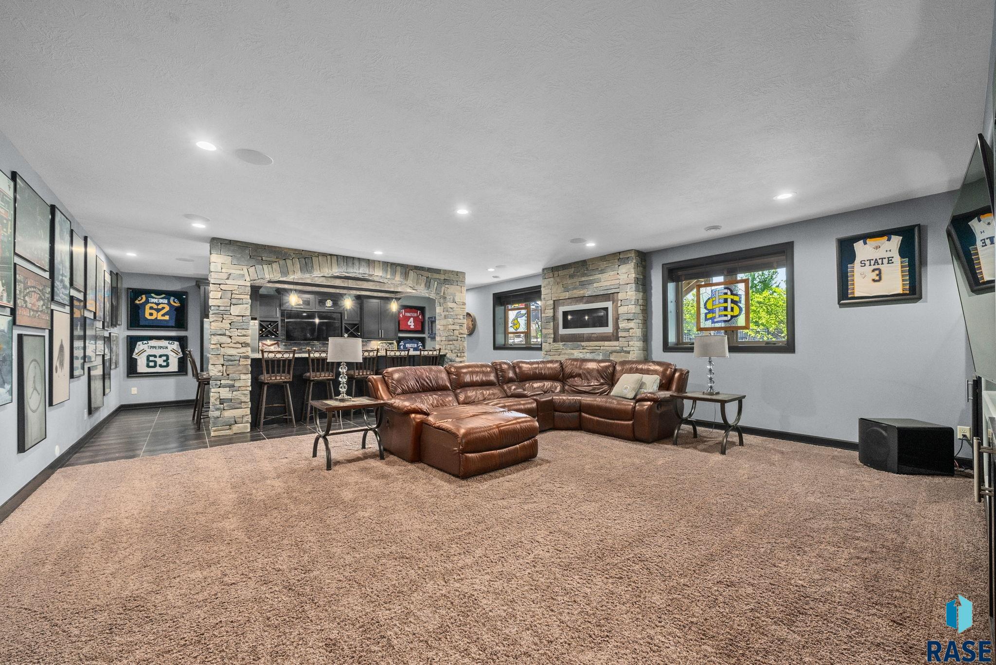 Sioux Falls, South Dakota 57106, United States, 7 Bedrooms Bedrooms, ,4 BathroomsBathrooms,Residential,Active,253619