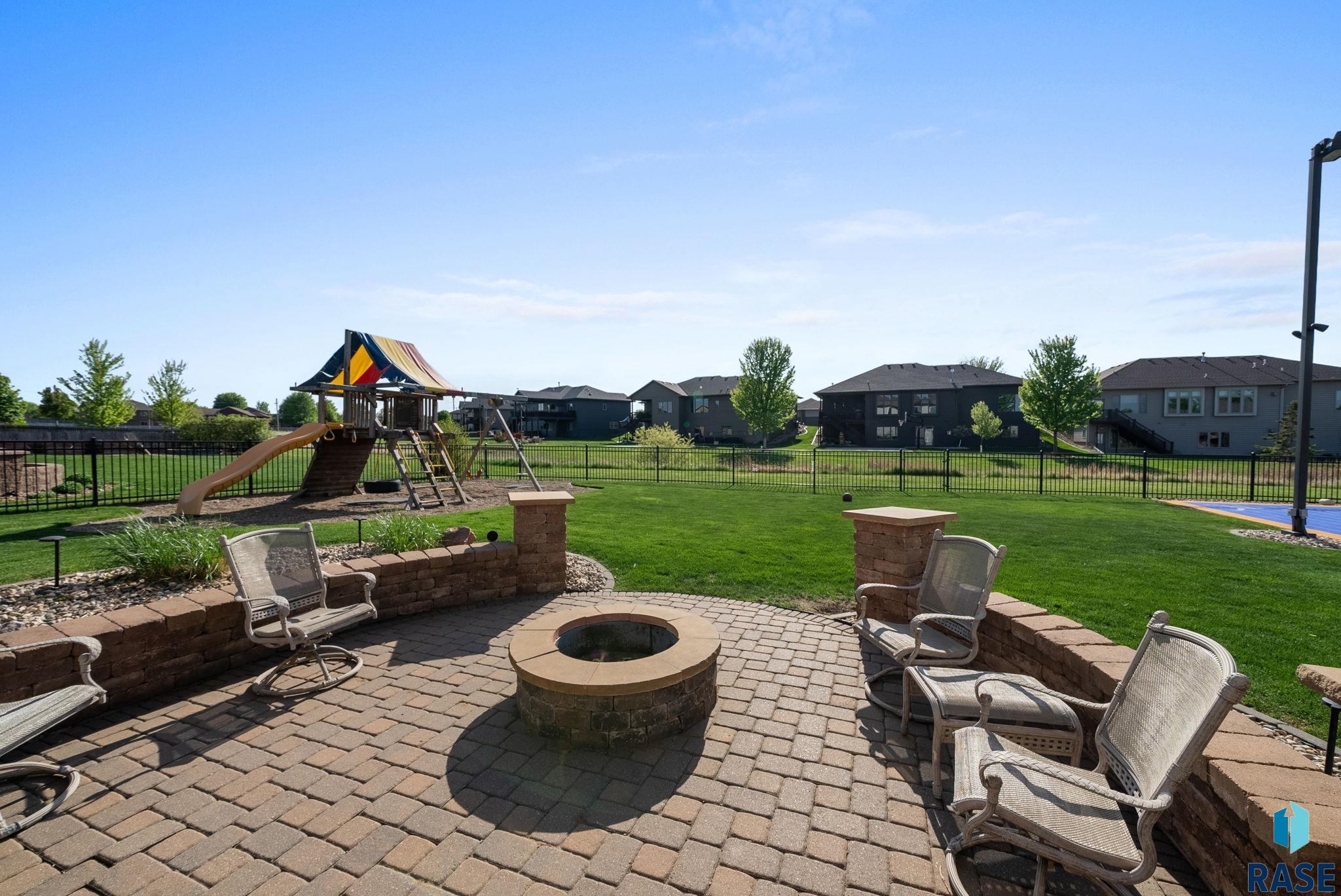 Sioux Falls, South Dakota 57106, United States, 7 Bedrooms Bedrooms, ,4 BathroomsBathrooms,Residential,Active,253619