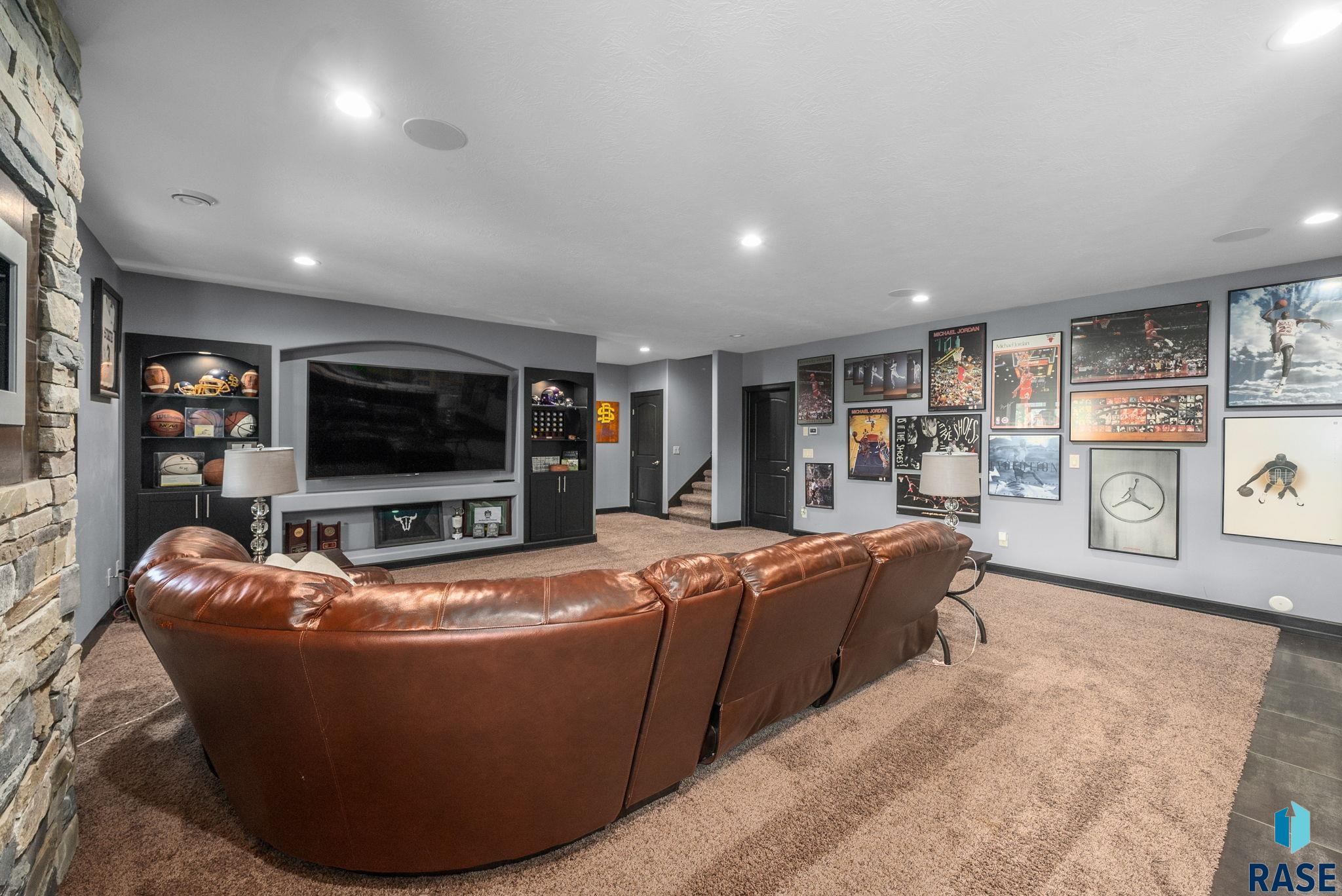 Sioux Falls, South Dakota 57106, United States, 7 Bedrooms Bedrooms, ,4 BathroomsBathrooms,Residential,Active,253619