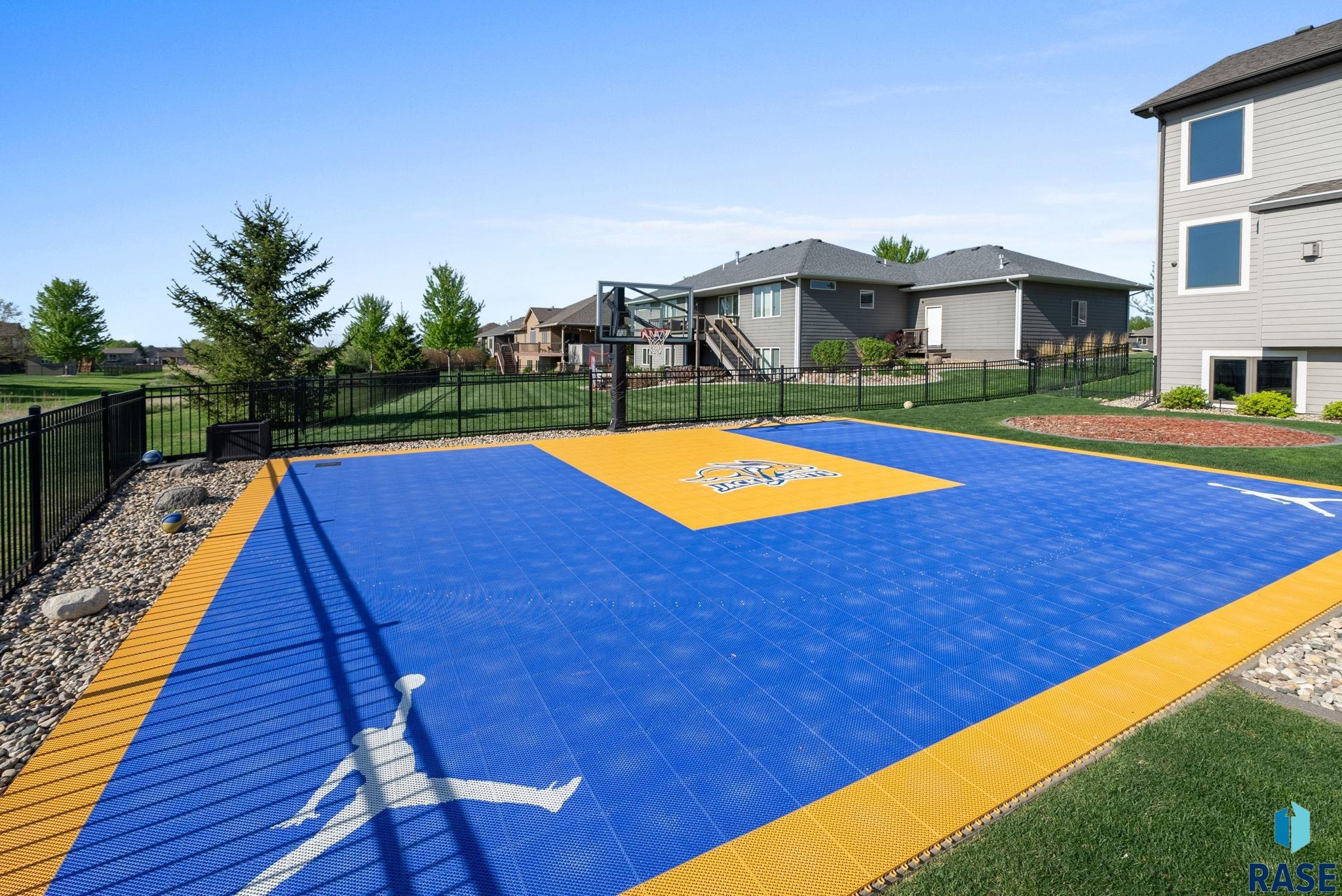 Sioux Falls, South Dakota 57106, United States, 7 Bedrooms Bedrooms, ,4 BathroomsBathrooms,Residential,Active,253619