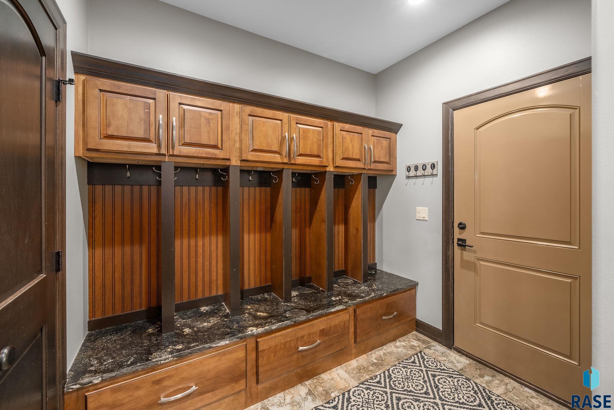 Sioux Falls, South Dakota 57106, United States, 7 Bedrooms Bedrooms, ,4 BathroomsBathrooms,Residential,Active,253619