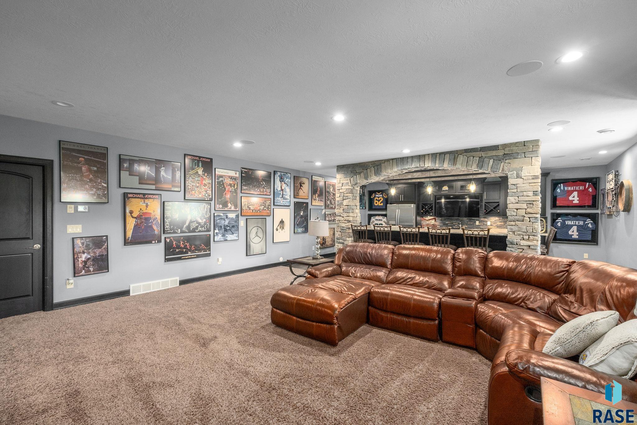 Sioux Falls, South Dakota 57106, United States, 7 Bedrooms Bedrooms, ,4 BathroomsBathrooms,Residential,Active,253619