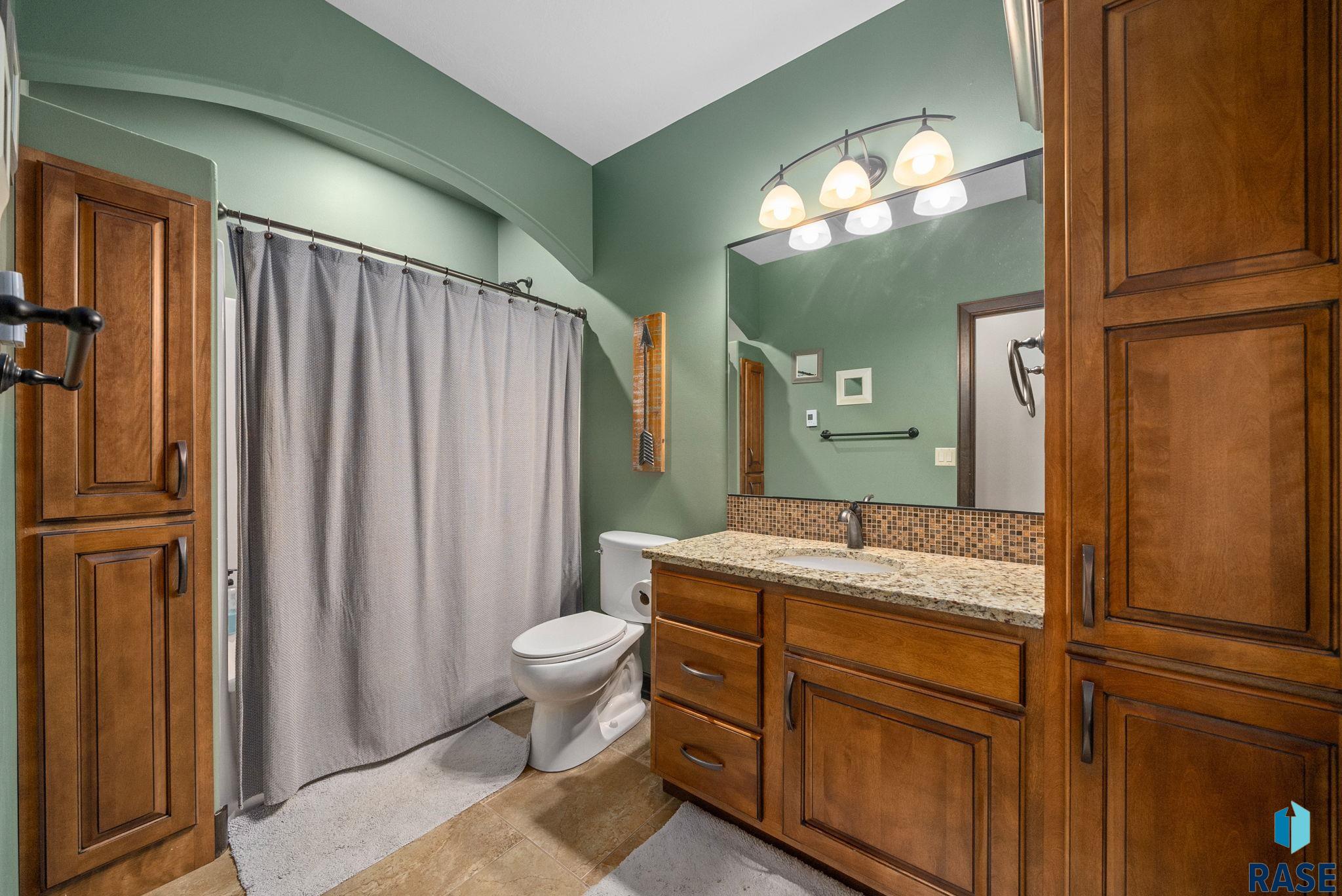 Sioux Falls, South Dakota 57106, United States, 7 Bedrooms Bedrooms, ,4 BathroomsBathrooms,Residential,Active,253619