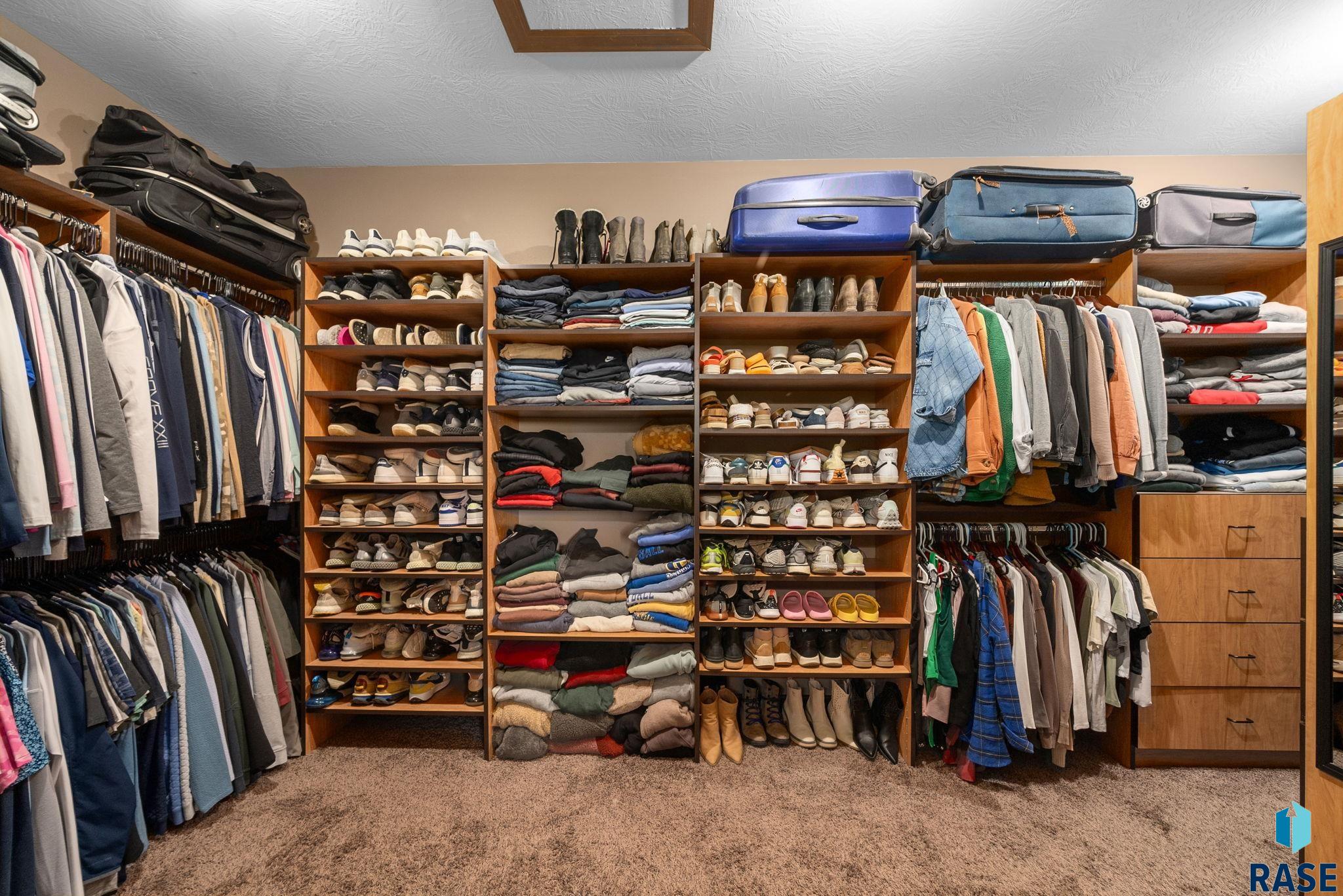 Sioux Falls, South Dakota 57106, United States, 7 Bedrooms Bedrooms, ,4 BathroomsBathrooms,Residential,Active,253619