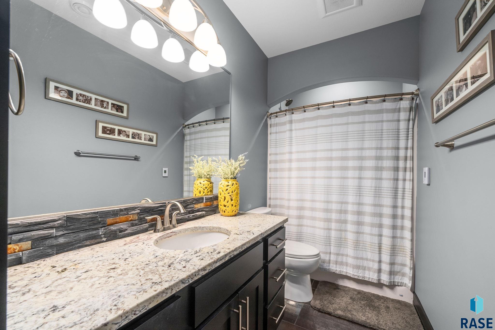 Sioux Falls, South Dakota 57106, United States, 7 Bedrooms Bedrooms, ,4 BathroomsBathrooms,Residential,Active,253619