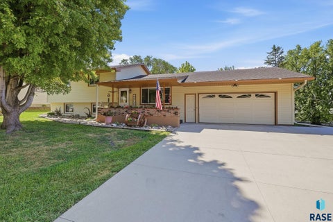 Photo of 107 W 5th St, Dell Rapids, SD 57022 (MLS # 22604441)