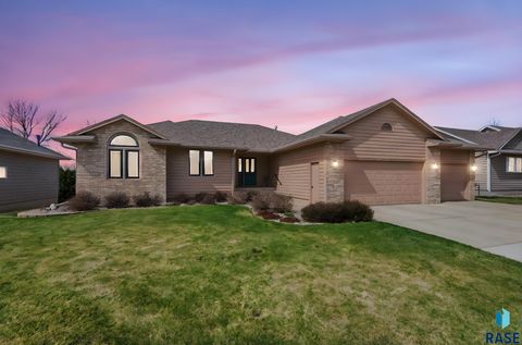 Photo of 2407 S Eisenhower Ave, Sioux Falls, SD 57106 (MLS # 22602236)