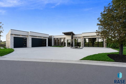 Photo of 5812 N Mapleton Pl, Sioux Falls, SD 57104 (MLS # 22605571)