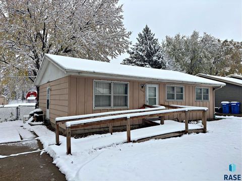 Photo of 3804 S Holbrook Ave Avenue, Sioux Falls, SD 57106 (MLS # 22508479)