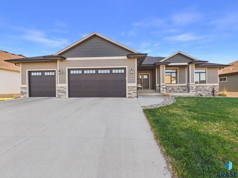 Photo of 604 N Willow Creek Ave, Sioux Falls, SD 57110 (MLS # 22602680)
