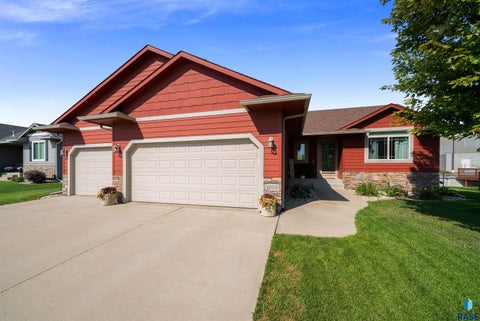 Homes For Sale - 1005 N Cole Avenue<br/> Tea, SD 57064
