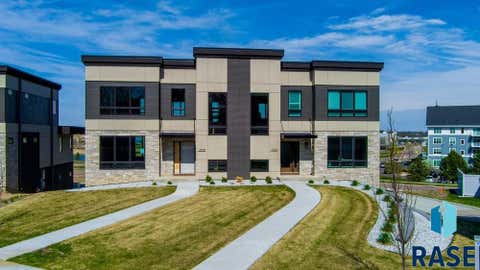 Townhouse For Sale - 2716 S Oriya Place<br/> Sioux Falls, SD 57106