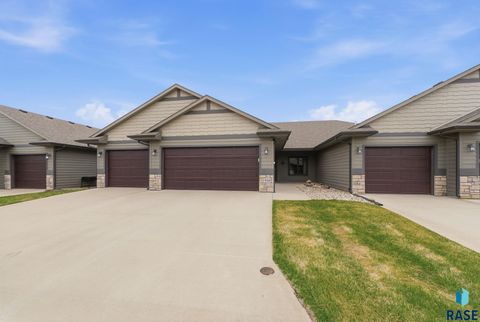 Photo of 1930 S Sonoma Pl, Sioux Falls, SD 57106 (MLS # 22602492)
