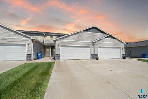 Townhouse For Sale - 8133 E Tencate Place<br/> Sioux Falls, SD 57110