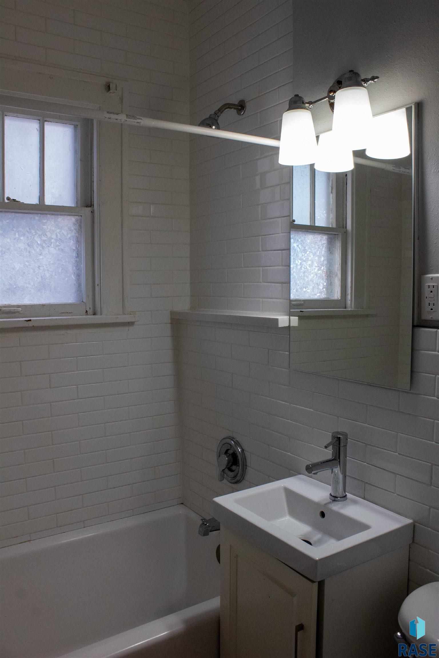 Sioux Falls, South Dakota 57104, United States, 2 Bedrooms Bedrooms, ,2 BathroomsBathrooms,Residential,Active,242258