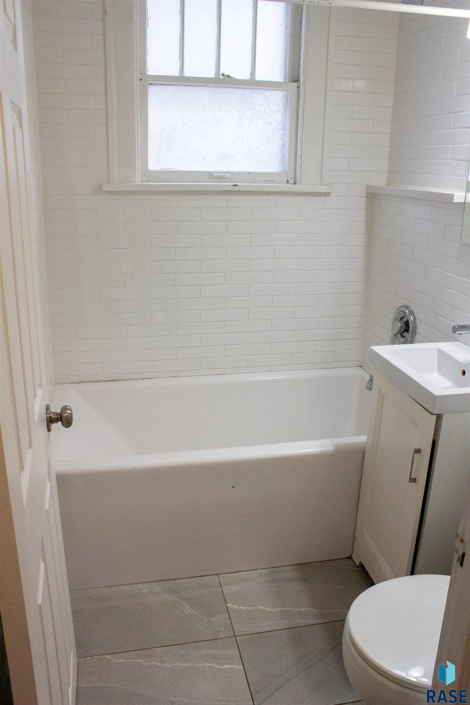 Sioux Falls, South Dakota 57104, United States, 2 Bedrooms Bedrooms, ,2 BathroomsBathrooms,Residential,Active,242258