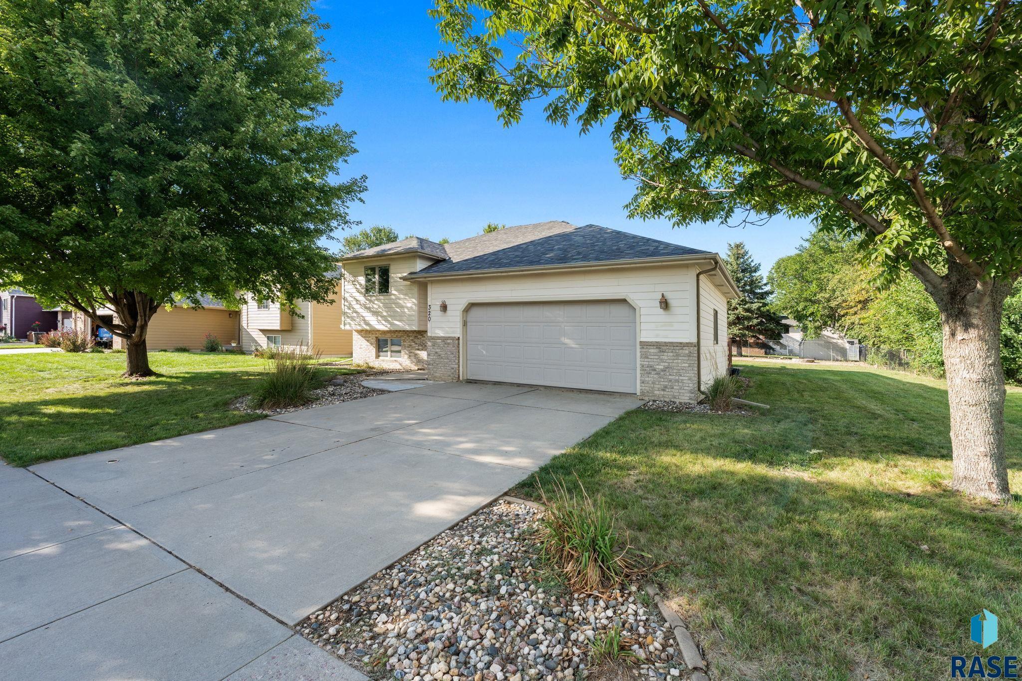 320 W 5th St