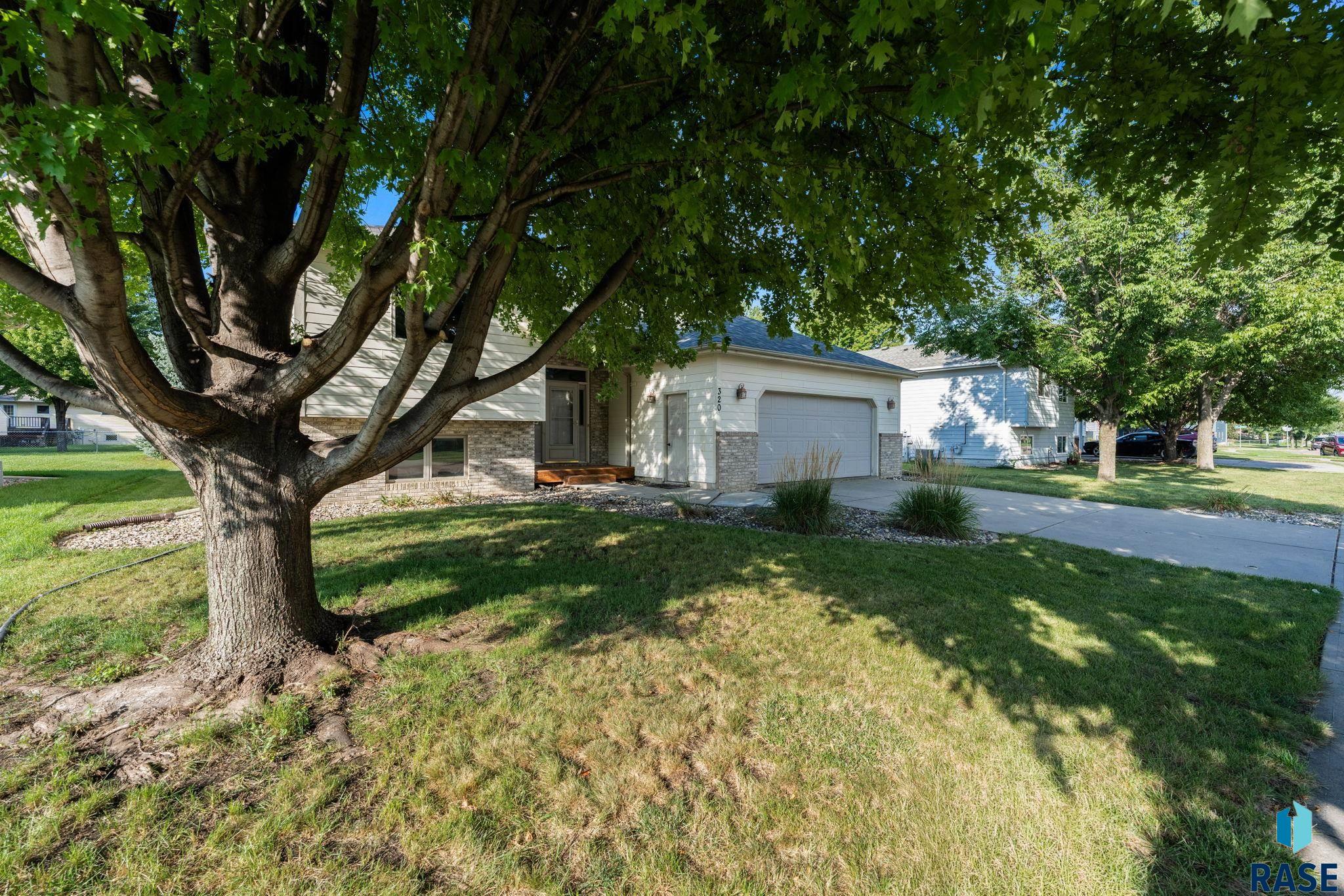 320 W 5th St