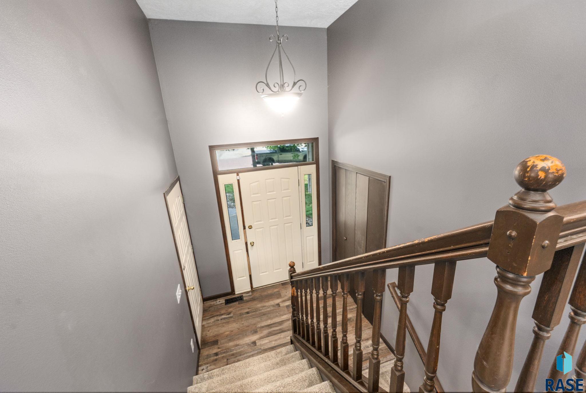 320 W 5th St
