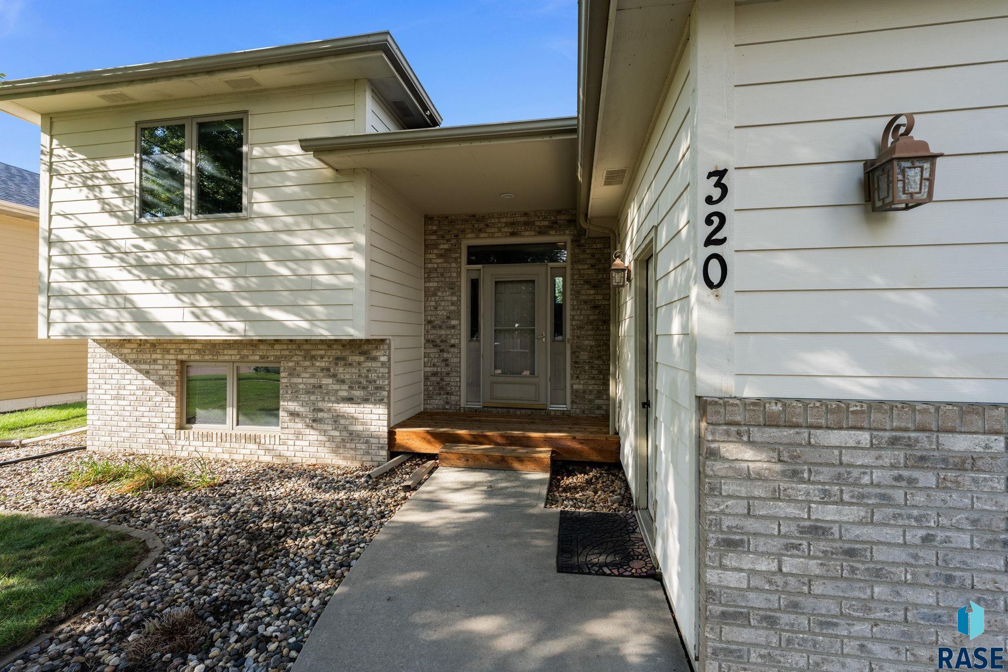 320 W 5th St