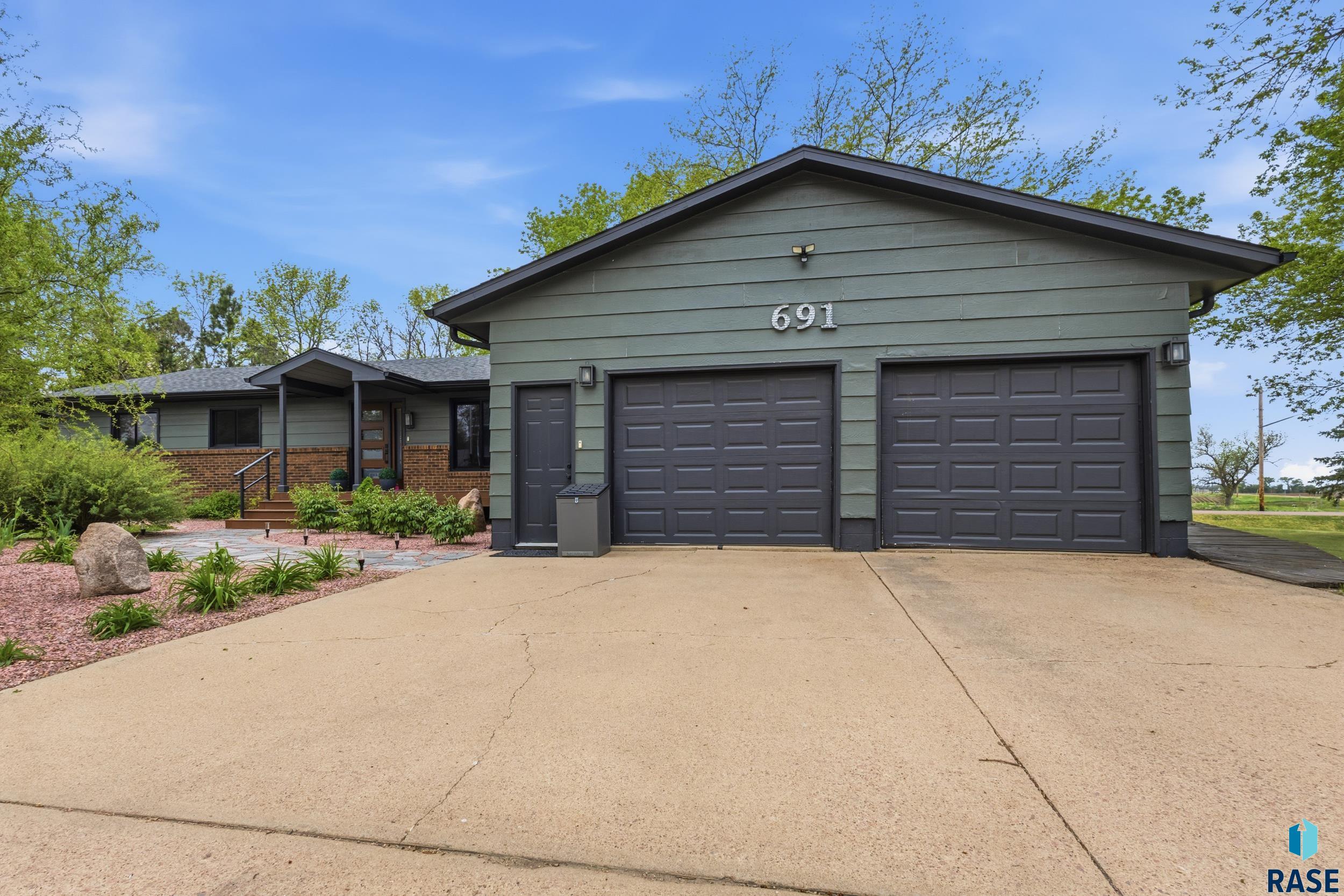 691 W willow St - Photo 4