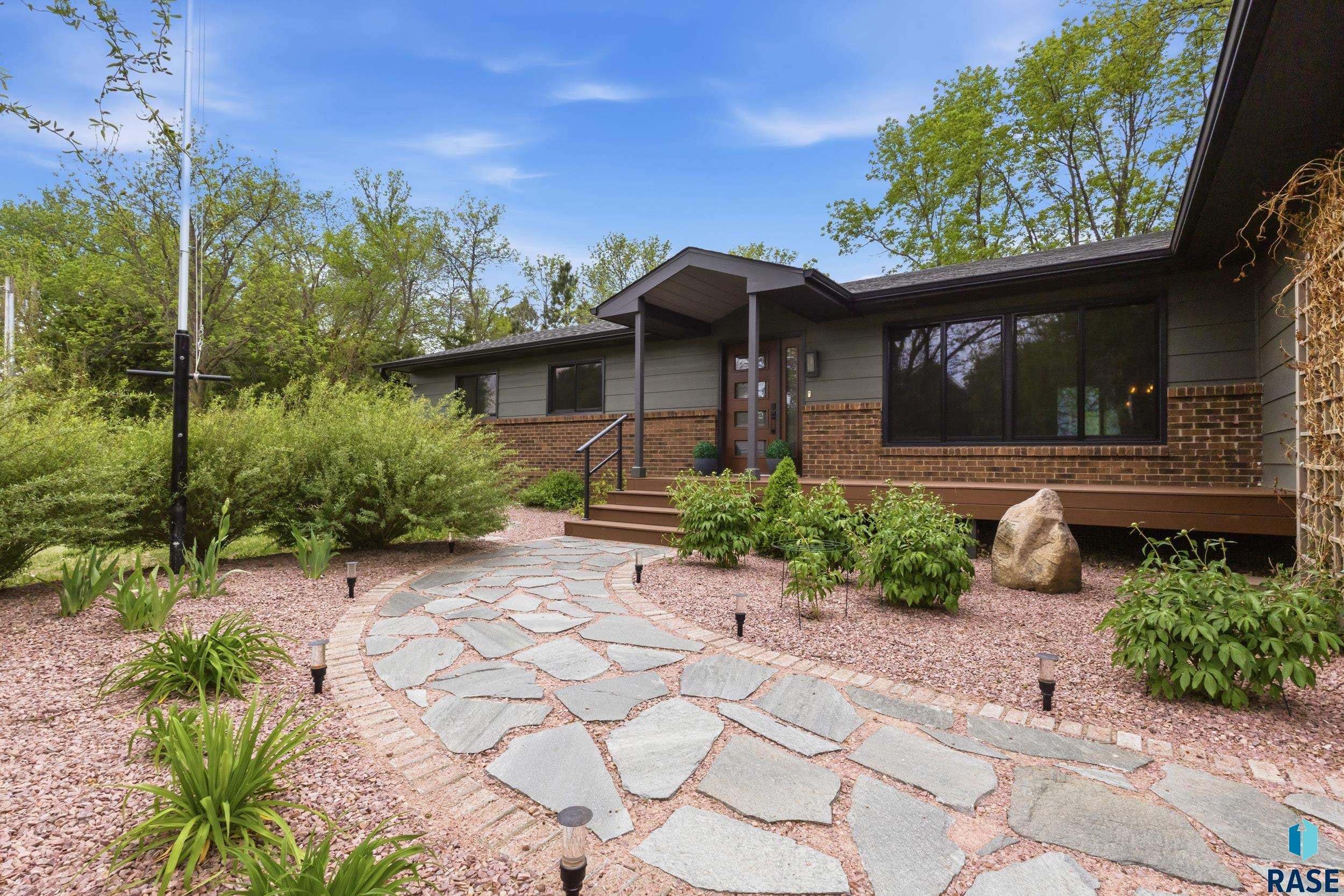 691 W willow St - Photo 2