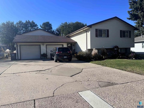 Photo of 4813 S Baha Ave, Sioux Falls, SD 57106 (MLS # 22607999)