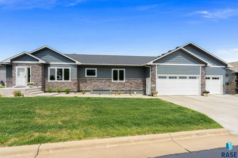 Photo of 2400 W Trevi Pl, Sioux Falls, SD 57108 (MLS # 22603729)