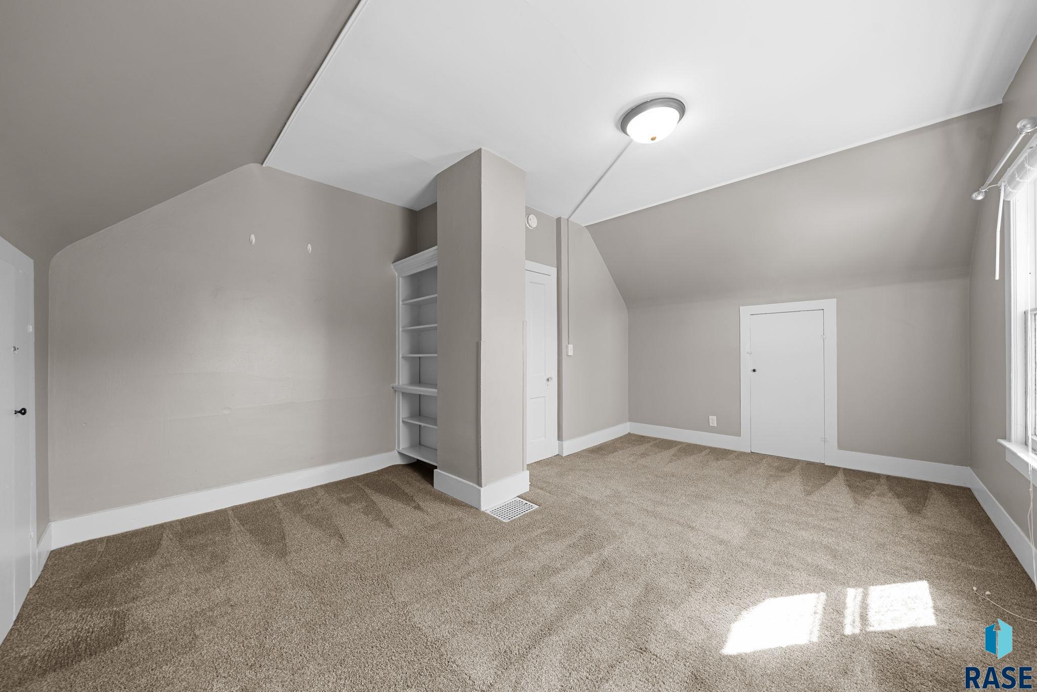 Sioux Falls, South Dakota 57105, United States, 3 Bedrooms Bedrooms, ,2 BathroomsBathrooms,Residential,Active,231241