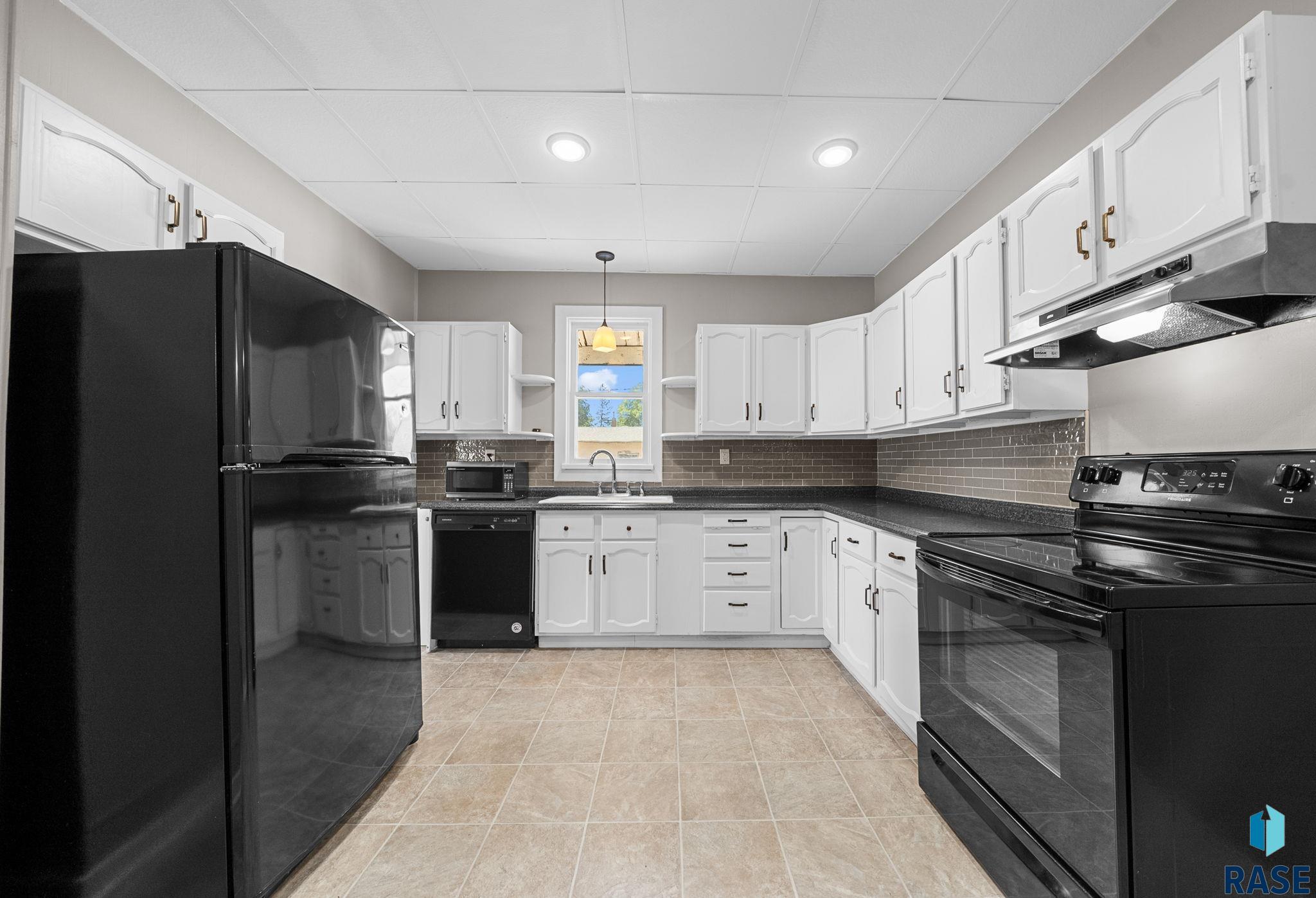 Sioux Falls, South Dakota 57105, United States, 3 Bedrooms Bedrooms, ,2 BathroomsBathrooms,Residential,Active,231241