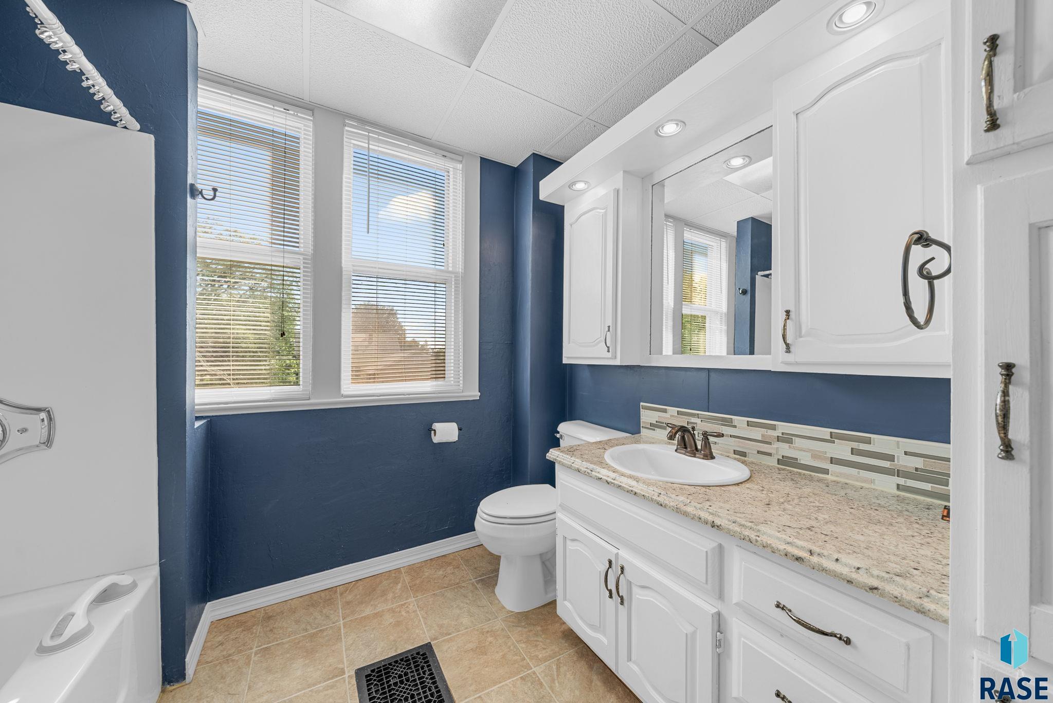 Sioux Falls, South Dakota 57105, United States, 3 Bedrooms Bedrooms, ,2 BathroomsBathrooms,Residential,Active,231241