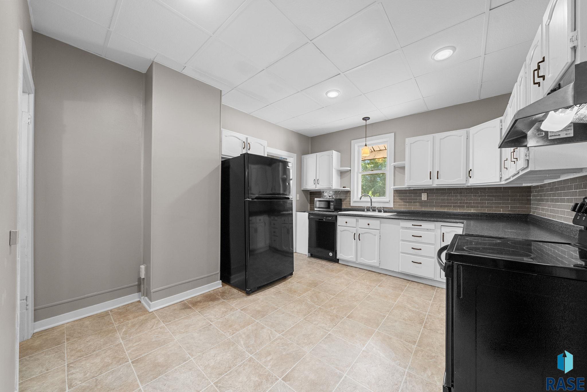 Sioux Falls, South Dakota 57105, United States, 3 Bedrooms Bedrooms, ,2 BathroomsBathrooms,Residential,Active,231241