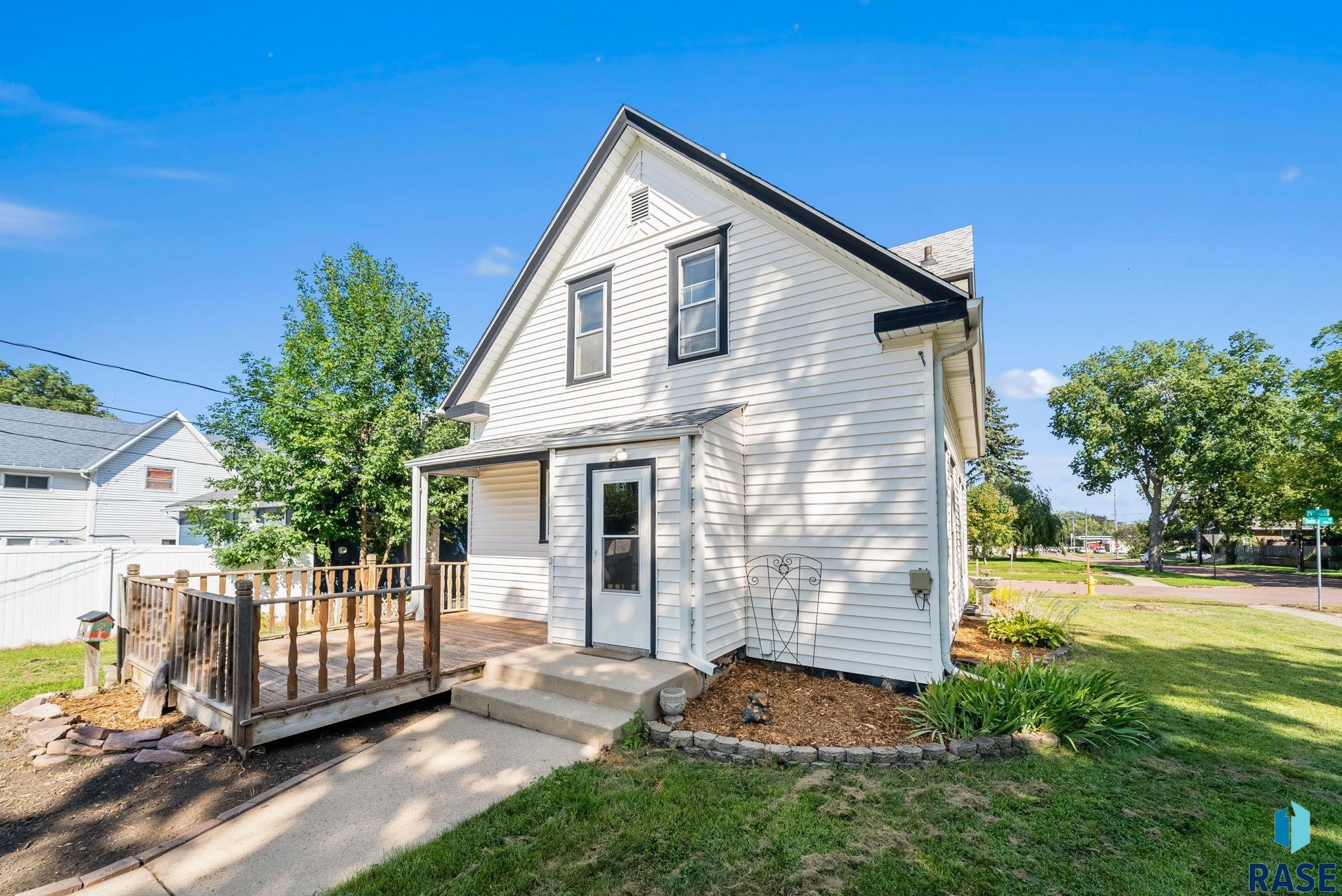 Sioux Falls, South Dakota 57105, United States, 3 Bedrooms Bedrooms, ,2 BathroomsBathrooms,Residential,Active,231241